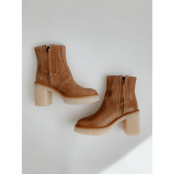 Free People Shoes - Free People James Chelsea Lug Heeled Tan Leather Boots